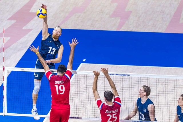 공격하는 핀란드의 요나스 요켈라(13번)