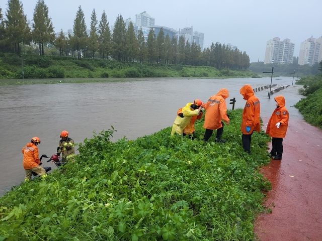 안산천 산책로에서 소방대원들에 의해 구조되는 90대 남성