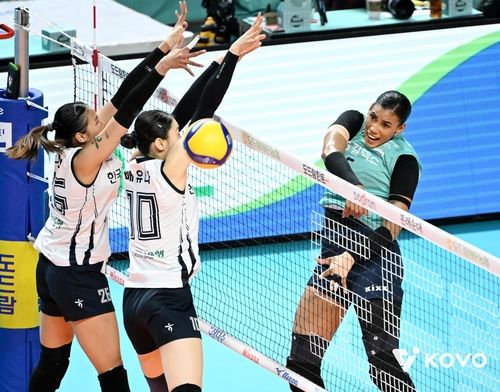 스파이크하는 GS칼텍스의 외국인 거포 실바(오른쪽)