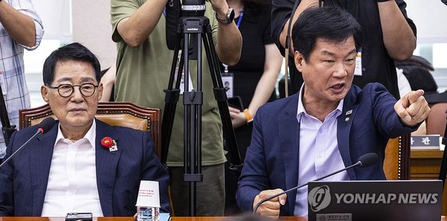 곽규택 의원에게 항의하는 박균택 의원