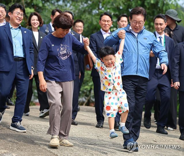 어린이 손잡고 간담회장으로 향하는 이재명 대통령
