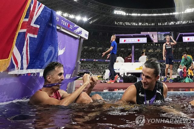 남자 3,000ｍ 장애물 입수 세리머니