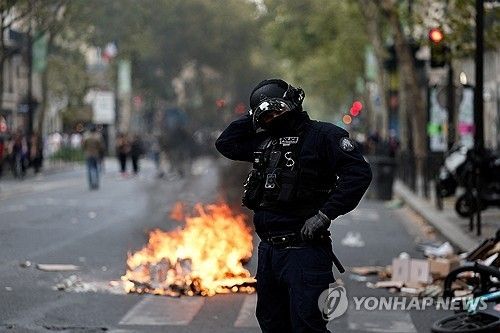 지난 10일 파리 도심에서 불타는 쓰레기