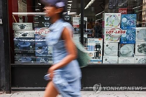 뉴욕 맨해튼의 소매점 앞 행인