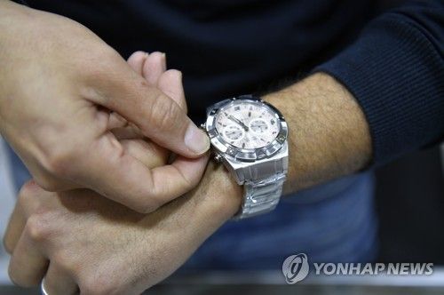 서머타임 시작에 맞춰 시곗바늘 돌리는 남성