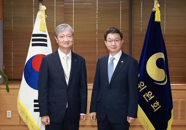 이억원 금융위원장(오른쪽)이 16일 오후 서울 종로구 정부서울청사 금융위원장 접견실에서 이찬진 금융감독원장(왼쪽)과 첫 회동을 갖고, 앞으로의 금융정책 및 감독방향과 관련해 금융위와 금감원이 한 팀으로 일관성 있게(One-Team, One-voice) 대응해 나가자고 했다.[금융위원회·금융감독원 제공. DB 및 재판매 금지]