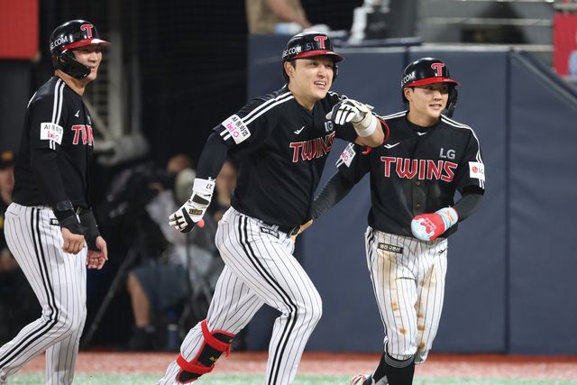 6회 결정적인 3점 홈런을 친 LG 박동원(가운데)