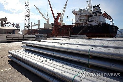 그리스의 한 항구에 적재된 알루미늄 봉