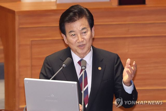 답변하는 정동영 통일부 장관