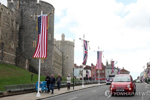 트럼프 국빈 방문 앞두고 윈저성 인근에 걸린 성조기