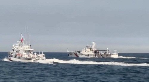 중국 해경선을 감시하는 대만 해순서 함정(왼쪽)