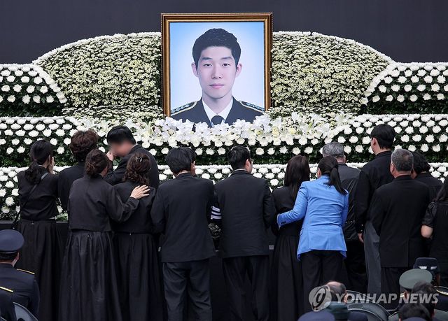 헌화하는 유가족