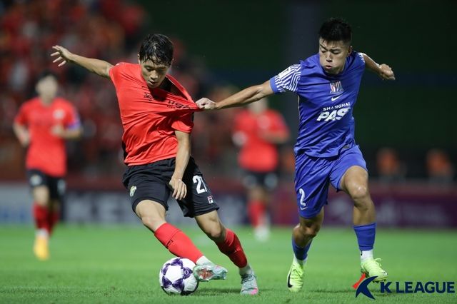 경합하는 강원FC·상하이 선화 선수들