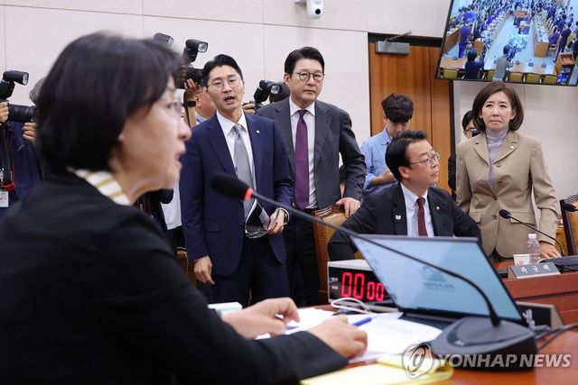 국회 법사위 퇴장하는 국민의힘 의원들