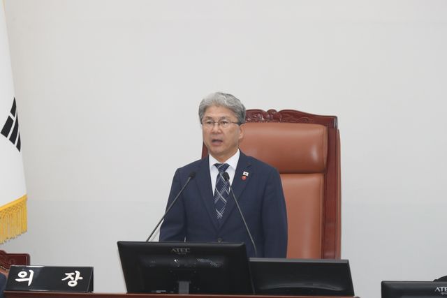 폐회사 하는 이상봉 제주도의회 의장