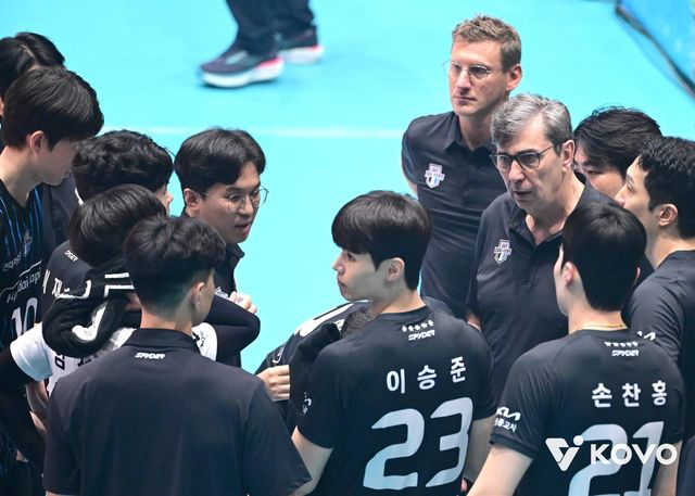 현대캐피탈의 블랑(오른쪽에서 2번째 중앙) 감독과 선수들