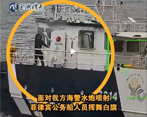 중국 측 물대포에 필리핀 선박서 백기