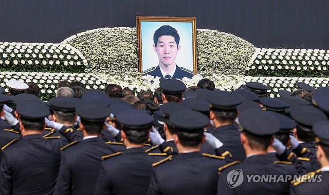 갯벌 고립 노인 구하다 숨진 고 이재석 경사 영결식