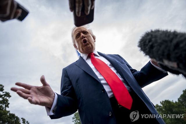 기자들 질문에 답하는 트럼프 대통령