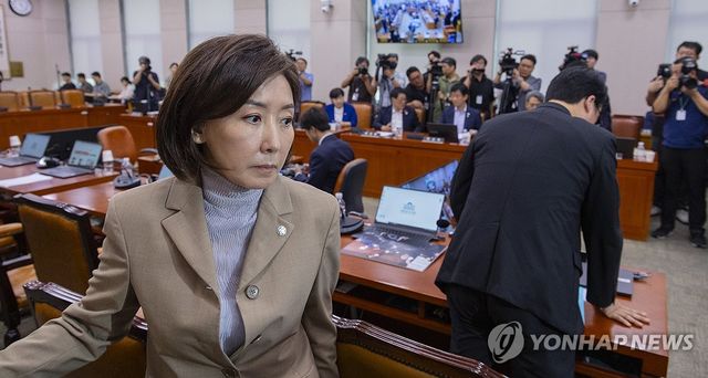 법사위 퇴장하는 국민의힘 나경원 의원