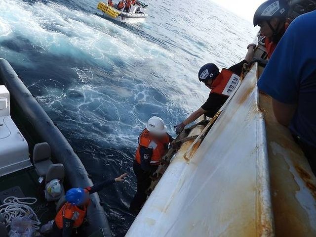 지난 5월 제주 어선 침수사고 선원 인계받는 해경
