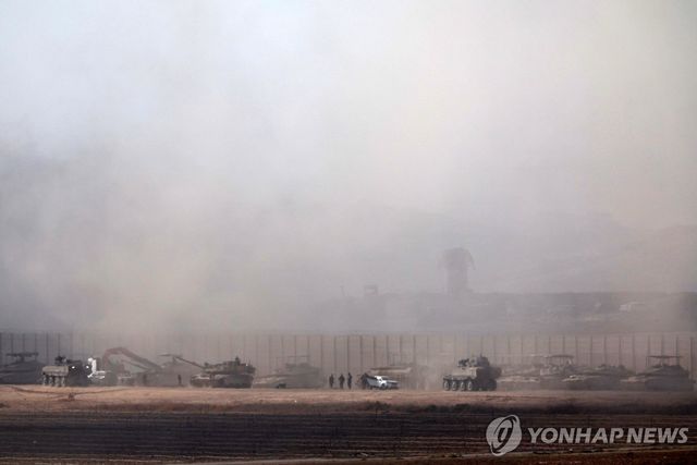 15일(현지시간) 이스라엘군이 가자시티 외곽을 공습한 후 연기가 피어오르는 모습.[EPA=연합뉴스. 재판매 및 DB 금지]