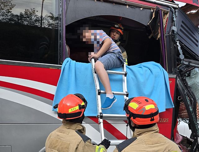 버스에서 구조되는 초등생