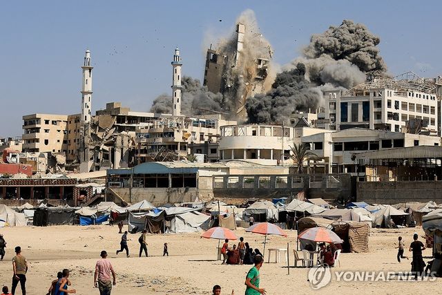 15일(현지시간) 이스라엘군이 가자시티의 한 타워를 공습한 모습
