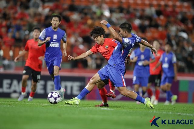 경합하는 강원FC·상하이 선화 선수들