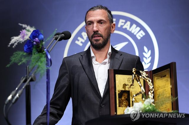 소감 밝히는 데얀