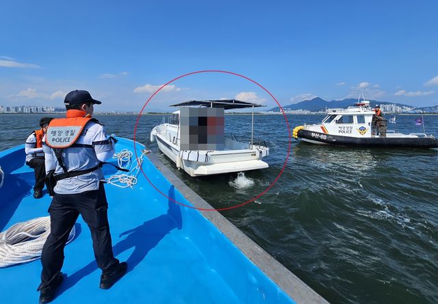 구조 기다리는 레저보트