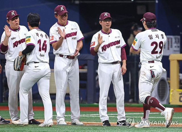 선수들 격려하는 설종진 감독대행