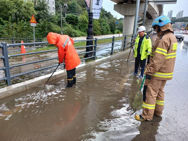 용인에서 배수작업하는 소방대원들