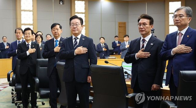 국기에 경례하는 이재명 대통령