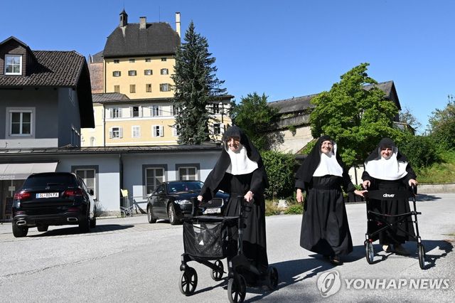 골든슈타인 성을 걷는 세 수녀들