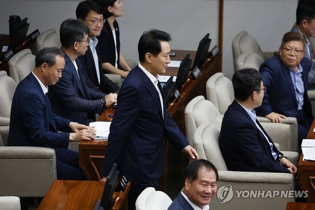 시의회 들어서는 오세훈 서울시장
