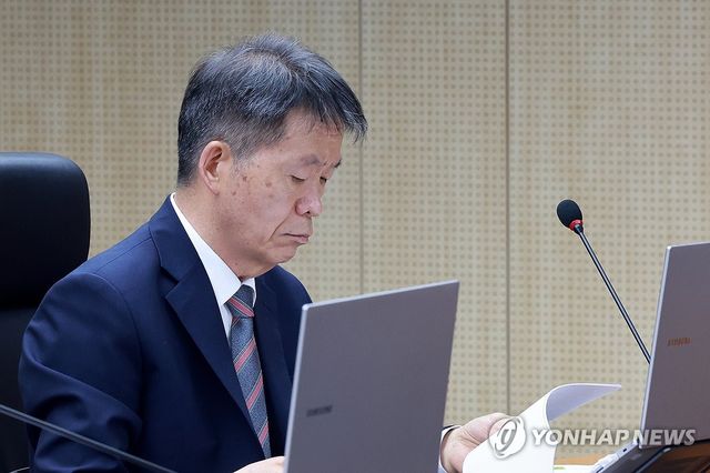 개회 기다리는 김용원 상임위원