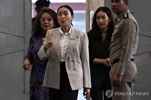 탁신 전 총리를 면회하러 온 가족