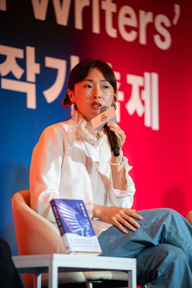 한국 작가들과 토론하는 김주혜