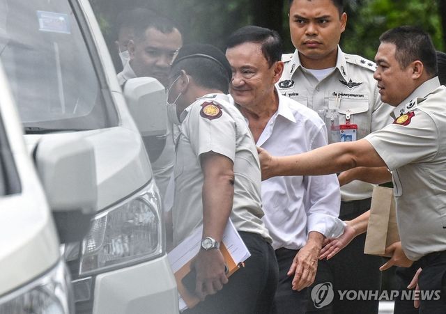 교도소로 향하는 탁신 전 태국 총리