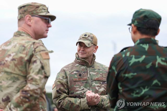 15일(현지시간) 러시아·벨라루스 훈련 지켜보는 슈프 미국 공군 중령