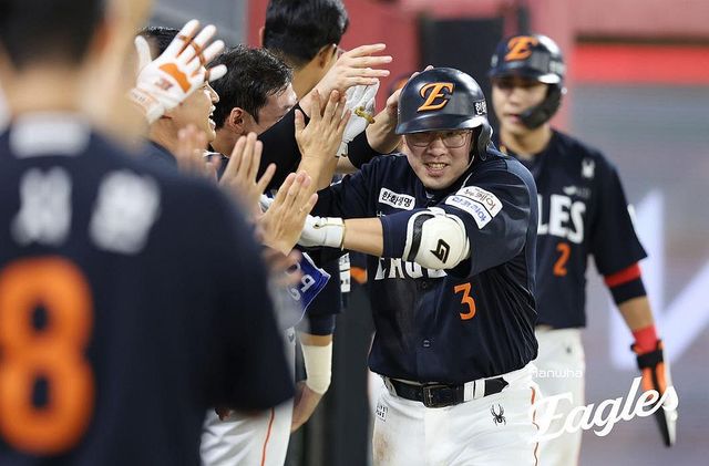 3점포 터뜨린 안치홍