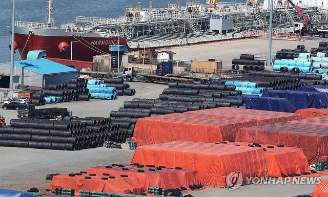 경기도 평택항에 쌓인 철강 제품