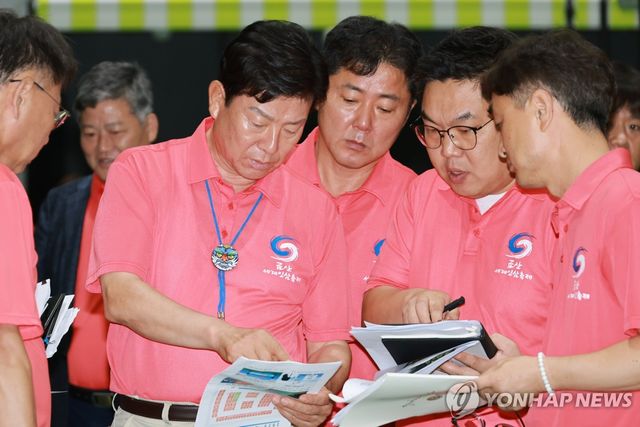 인삼축제장 살피는 박범인 금산군수