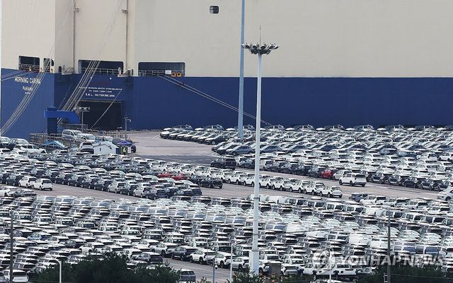 줄지어 서 있는 수출용 자동차