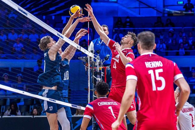 공방 펼치는 핀란드와 프랑스 남자배구 대표팀 선수들