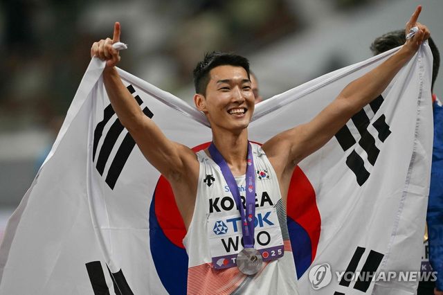 도쿄 세계육상선수권대회서 은메달 따낸 높이뛰기 우상혁 선수