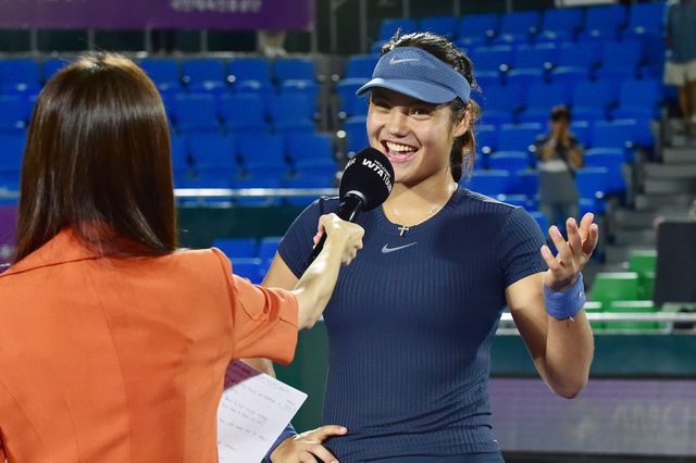 경기 종료 후 인터뷰하는 라두카누(오른쪽)