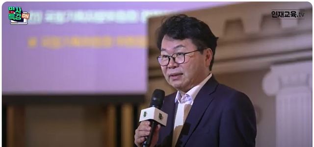 강연하는 이한주 민주연구원장