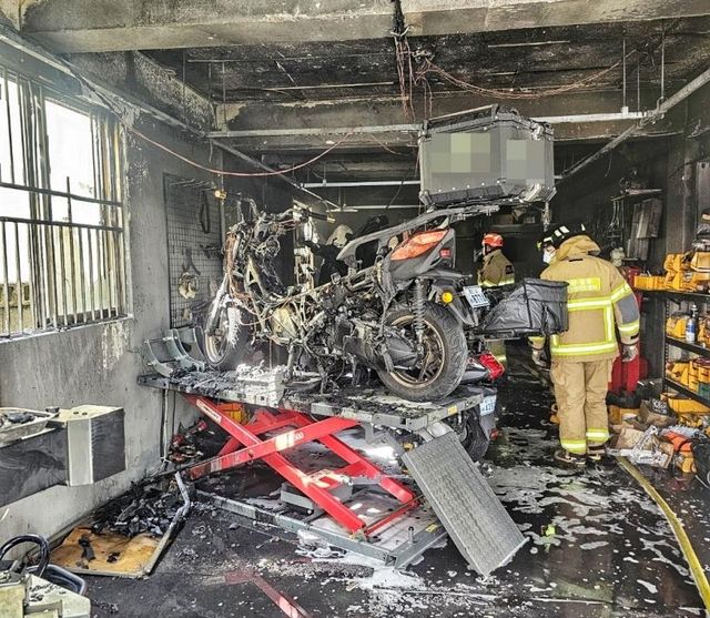 불에 탄 오토바이 매장 내부